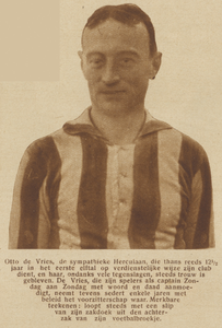 871504 Portret van de speler Otto de Vries, die 12½ jaar in het eerste voetbalelftal van Hercules te Utrecht speelt en ...